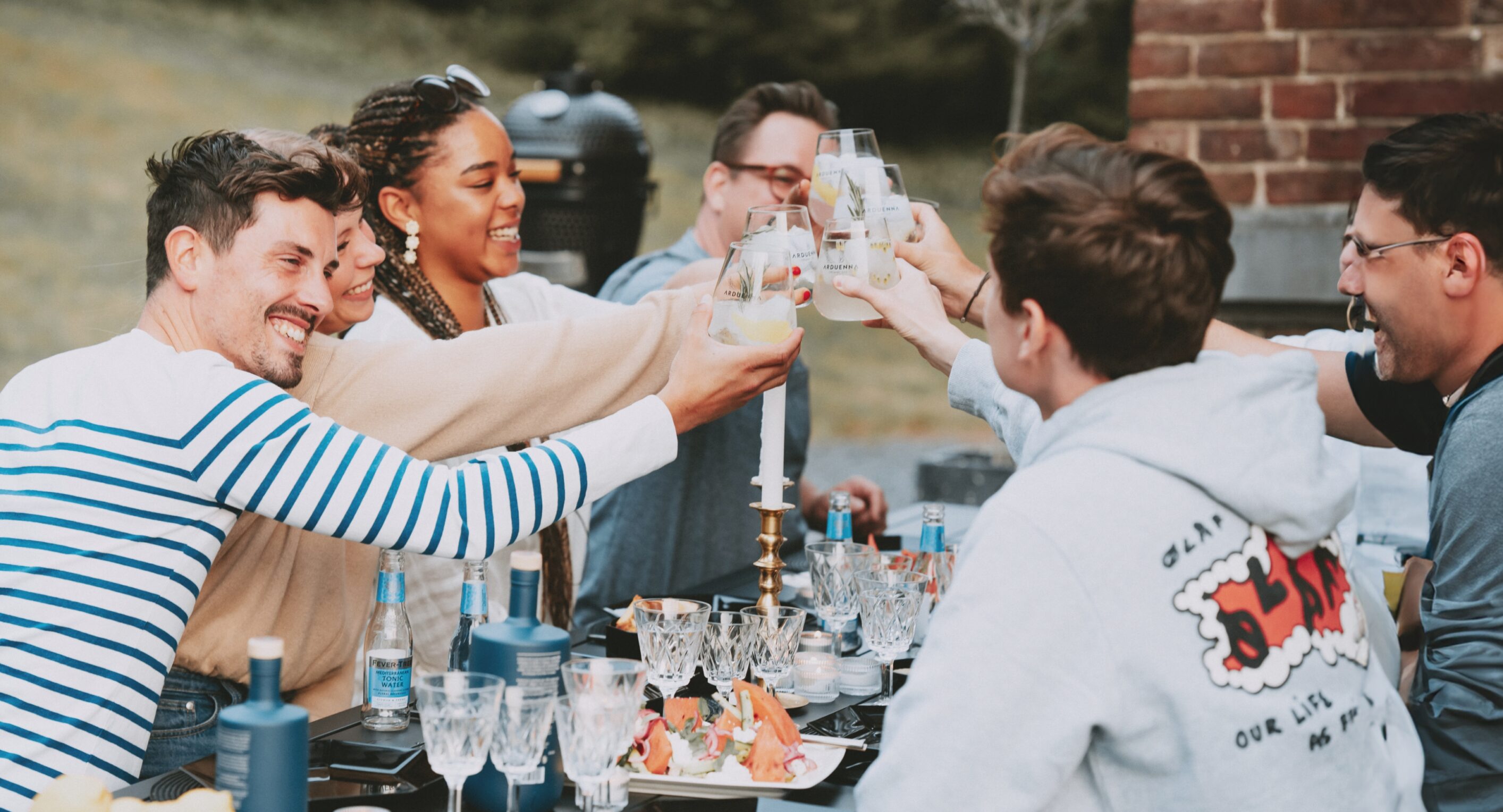 personnes qui trinquent avec du gin