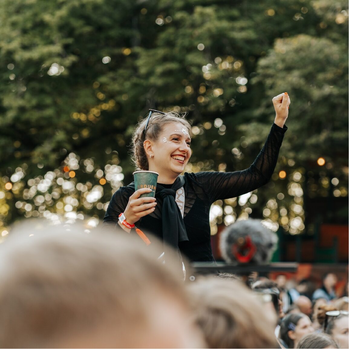 fille avec un gobelet de gin