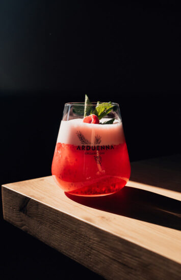Verre de cocktail Arduenna clover avec de l'Arduenna Gin