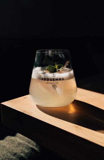Cocktail dans un verre Arduenna avec de l'Arduenna Gin